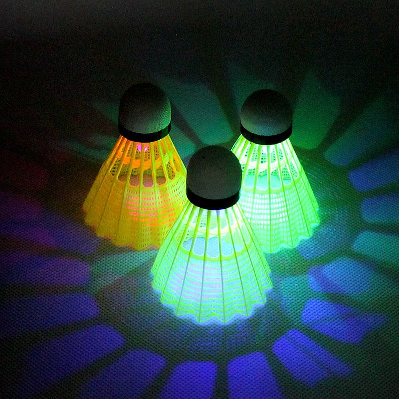 ウェルキン4個ダークナイトledグローイングライトアップスト - Badminton Nylon Shuttlecock のレビューと価格