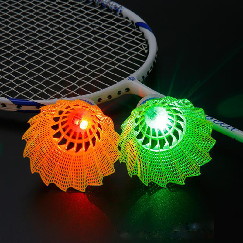 ウェルキン4個ダークナイトledグローイングライトアップスト - Badminton Nylon Shuttlecock のレビューと価格